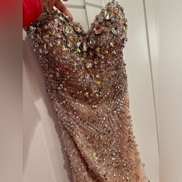 Beautiful dress - Picture 1 of 5